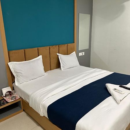 Hotel Sky Palace Adajan Surat Eksteriør bilde