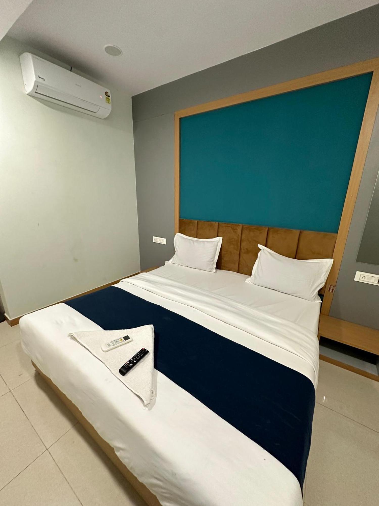 Hotel Sky Palace Adajan Surat Rom bilde